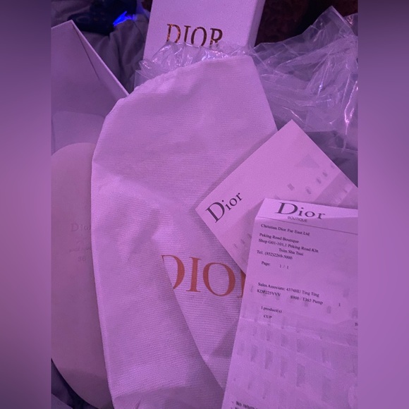 Beautiful dior slides worn maybe twice. Perfect condition comes with box&invoice - Picture 3 of 4